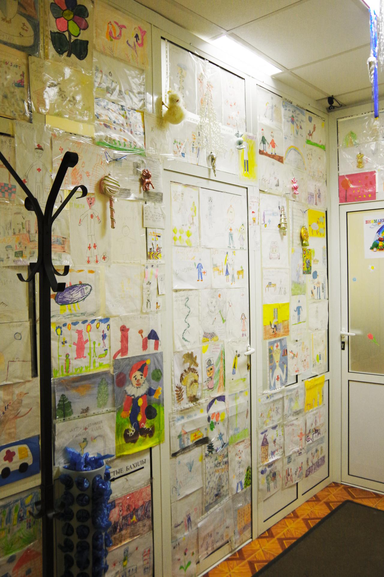 Галерея детских рисунков в ЛОР-кабинете