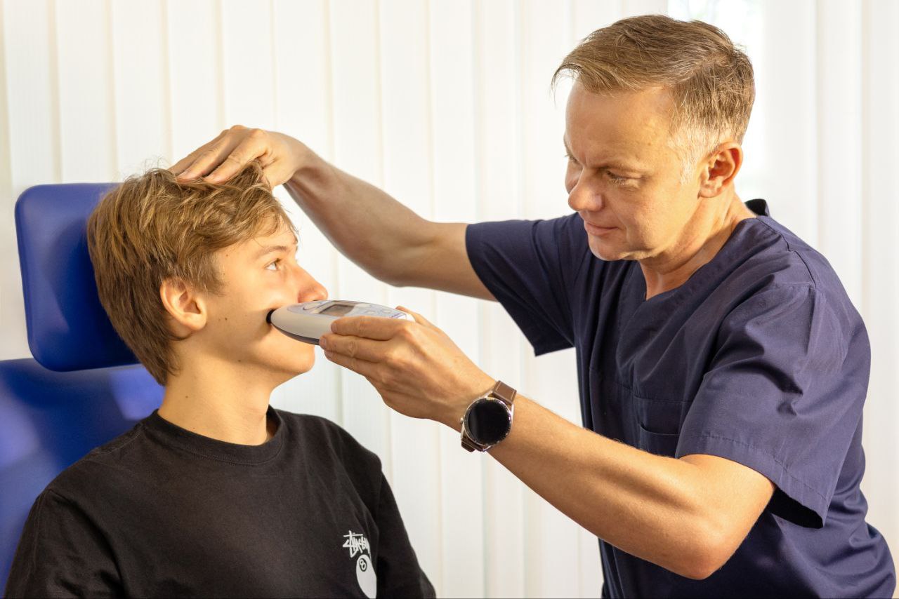 Детский ЛОР-врач Андрей Викторович Олейник на рабочем месте